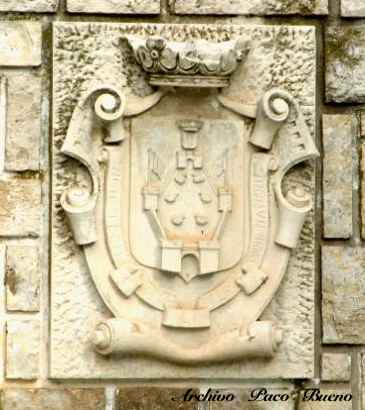 Escudo en la fuente de la Plaza de Santiago